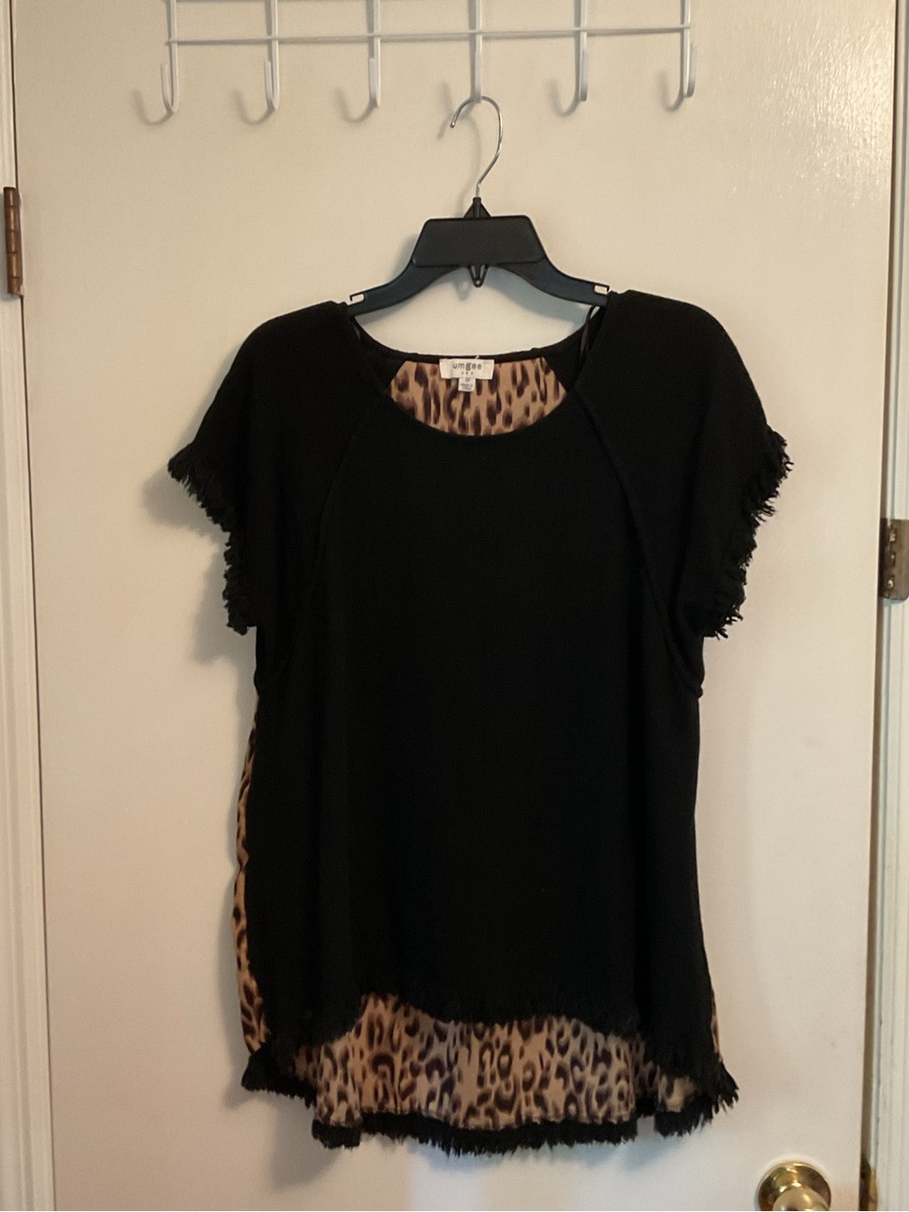 Umgee Black Short-Sleeve Top with Leopard Trim. Size Medium.